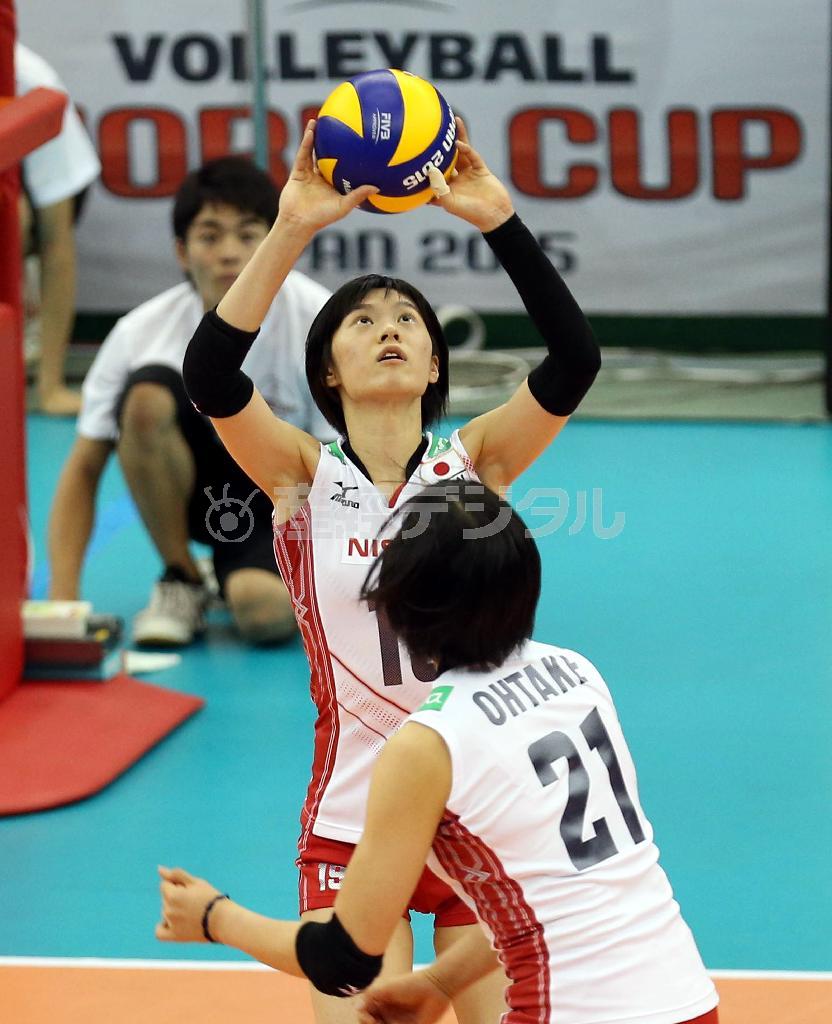 ２１歳、宮下遥（奥）のトス回しが、今後の日本女子バレーの命運を握る＝２０１５年９月６日、愛知県名古屋市南区の名古屋市総合体育館（森田達也撮影）