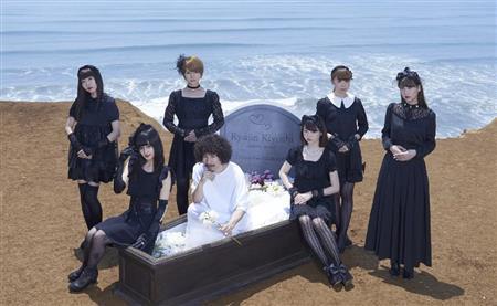 清竜人（きよし・りゅうじん、中央）が率いる「清竜人２５」。結成から１年を迎えた＝２０１５年７月１０日（提供写真）