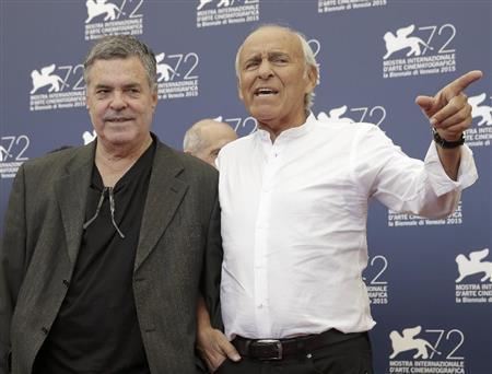 イスラエルの映画監督、アモス・ギタイ氏（左）＝２０１５年９月７日、イタリア・ヴェネト州ベネチア（ＡＰ）