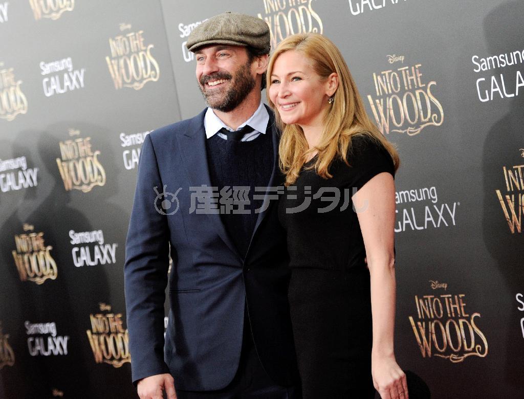 米俳優、ジョン・ハムさん（左）と米女優・脚本家、ジェニファー・ウエストフェルトさん＝２０１４年１２月８日、米ニューヨーク（ＡＰ）