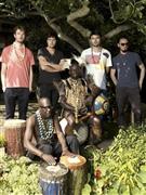 ケニア人とイギリス人で構成されるバンド、オウィニー・シゴマ・バンド＝２０１２年７月２６日（提供写真）