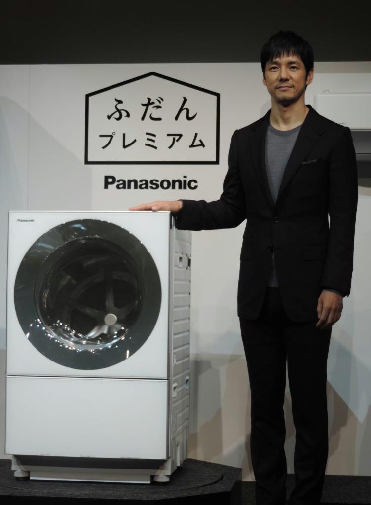 パナソニックのななめドラム洗濯機「キューブル」をアピールする俳優の西島秀俊さん＝９日、東京都世田谷区