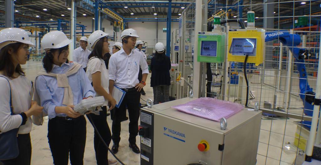 安川電機・中国現地法人の産業用ロボット工場でアーム操作を体験する中央大学の学生ら＝中国江蘇省常州市（河崎真澄撮影）