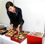 報道陣に公開された高島屋が９月３０日から予約を開始する今年の新作おせち＝９日、東京都中央区