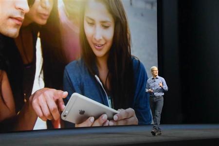 新製品発表会で話す米アップルのティム・クック最高経営責任者（ＣＥＯ）＝９日、米カリフォルニア州サンフランシスコ（小雲規生撮影）