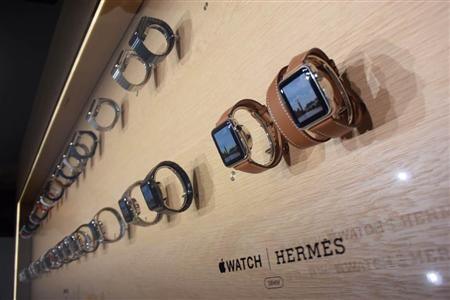 新製品発表会では腕時計型端末アップルウオッチにフランスの高級ブランド、エルメスとの提携ラインナップも発表された＝９日、カリフォルニア州サンフランシスコ（小雲規生撮影）