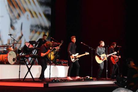 アップルの新製品発表会でゲスト出演し、演奏を披露したロックバンド「ワン・リパブリック」＝９日、米カリフォルニア州サンフランシスコ（小雲規生撮影）