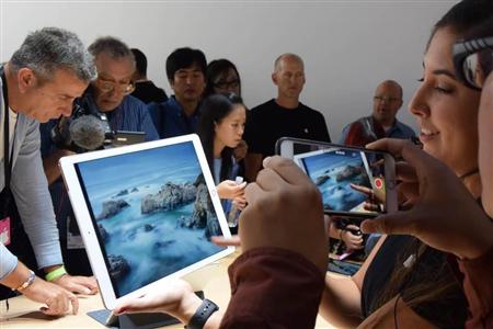 新製品発表会ではタブレット型端末「ｉＰａｄ（アイパッド）プロ」の画質の高さにもメディアの注目が集まった＝９日、カリフォルニア州サンフランシスコ（小雲規生撮影）