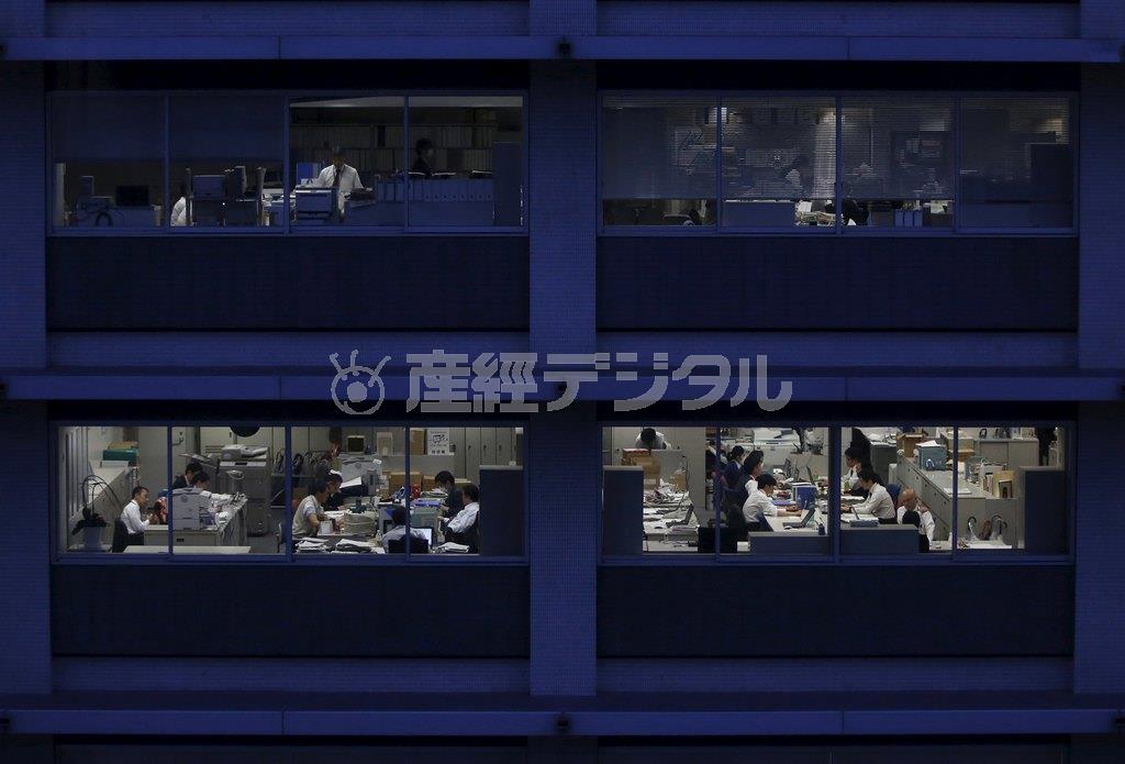 オフィスで働く人たち。多様で柔軟な働き方を目指す働き方改革が動き出している＝２０１５年９月７日、東京都内（ロイター）