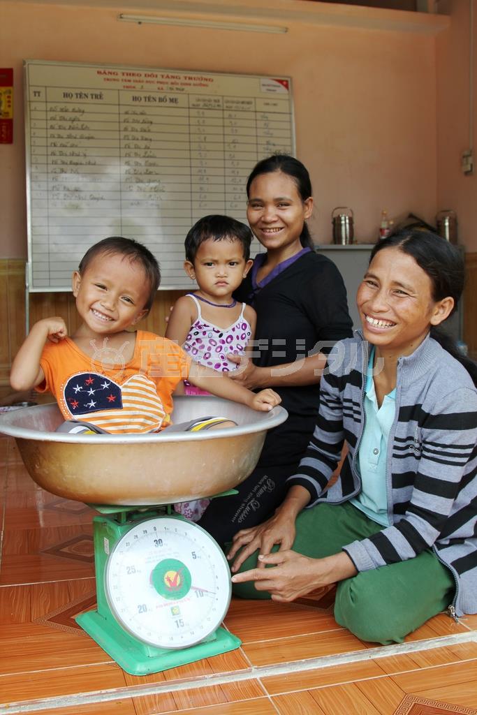 定期的な身体測定を実践し、栄養不良の子供が１０年前に比べて１６％も減った＝２０１５年５月７日、ベトナム（ワールド・ビジョン・ジャパン撮影）