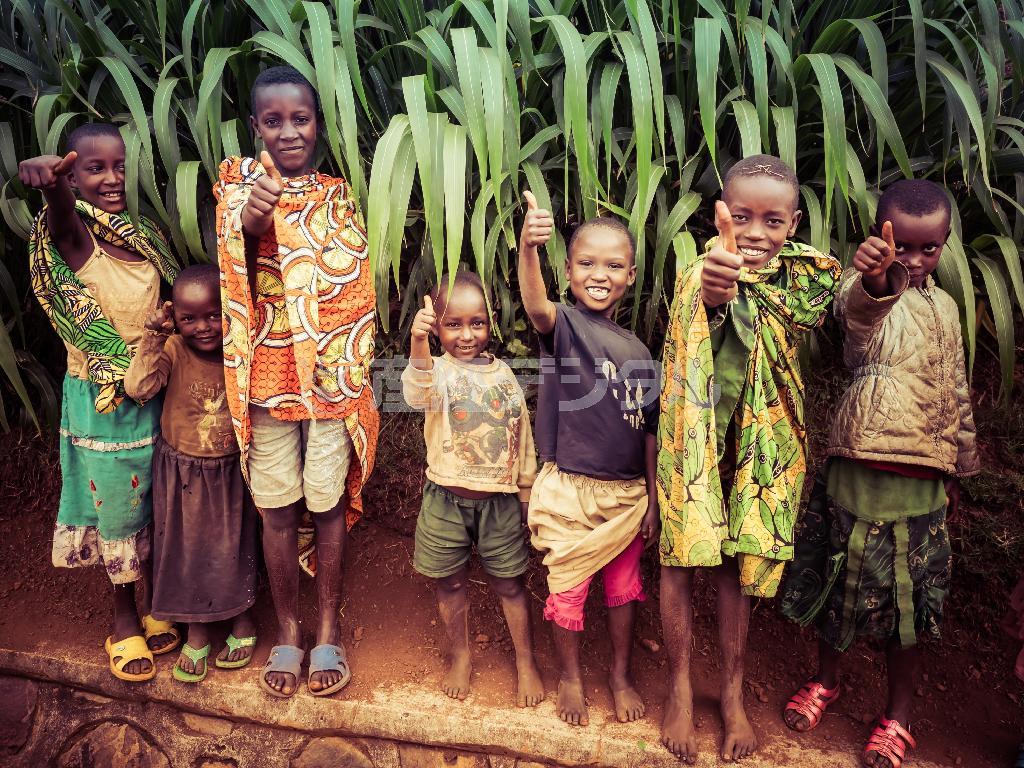 ブルンジの子供たち。「持続可能な開発目標（ＳＤＧｓ：Ｓｕｓｔａｉｎａｂｌｅ＿Ｄｅｖｅｌｏｐｍｅｎｔ＿Ｇｏａｌｓ）」は、世界の子供たちが元気に育つための目標だ＝２０１５年６月２６日、ブルンジ・ガゾーヴ（ワールド・ビジョン・ジャパン撮影）
