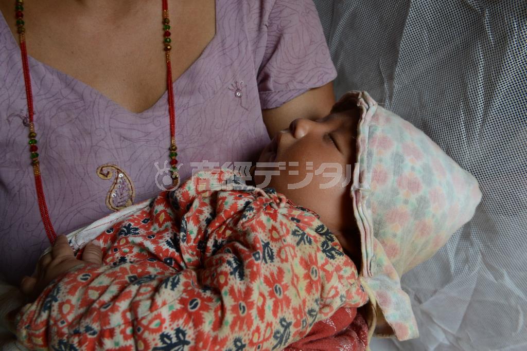 ネパール大震災後に生まれたケビン君（生後１カ月）。お母さんは「病気が広がるモンスーンの季節が心配」と語る＝２０１５年５月２９日、ネパール（ワールド・ビジョン・ジャパン撮影）