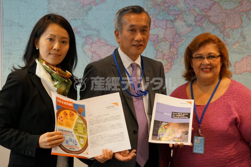 「子供の命を救いたい」という日本の皆さまからの声と、ワールド・ビジョンの政策提言書を、国連総会に臨む日本の政府代表に届けた＝２０１４年９月１９日（ワールド・ビジョン・ジャパン撮影）