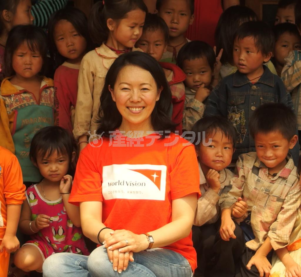 ワールド・ビジョン・ジャパンの柴田哲子（のりこ）さん（中央）＝２０１４年４月２３日（提供写真）