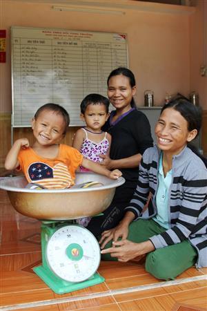 定期的な身体測定を実践し、栄養不良の子供が１０年前に比べて１６％も減った＝２０１５年５月７日、ベトナム（ワールド・ビジョン・ジャパン撮影）