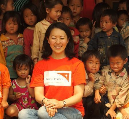 ワールド・ビジョン・ジャパンの柴田哲子（のりこ）さん（中央）＝２０１４年４月２３日（提供写真）