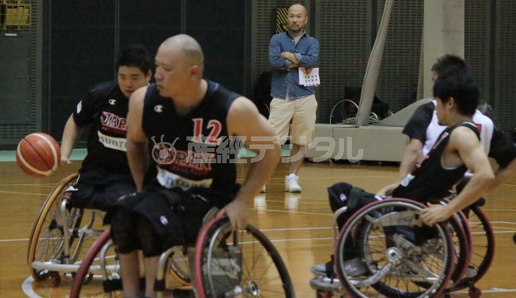 真剣な表情で試合形式の練習に臨む日本代表選手ら。後ろは井上雄彦氏＝２０１５年９月９日、千葉県千葉市中央区の千葉ポートアリーナ（林修太郎撮影）