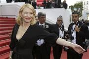 豪州出身の女優、ケイト・ブランシェットさん（左）＝２０１５年５月１９日、フランス・カンヌ（ＡＰ）