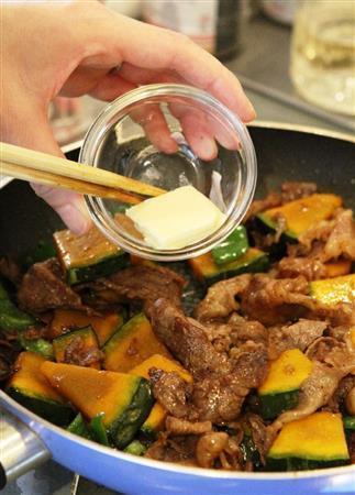 牛肉とカボチャのバターしょうゆ炒め（作り方３）＿＿ピーマンがしんなりしたら、しょうゆを回し入れる。バターを加え、溶けてなじんだら器に盛る（田中幸美撮影）