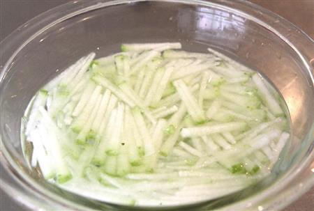 トウガンのサラダ（材料）＿＿トウガン２００グラム。ワタ、種を取り、長さ３、４センチの千切りにして水に５分さらし、水けをしっかり切る。