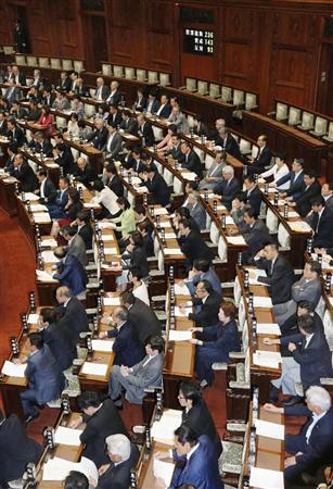 労働者派遣法改正案を賛成多数で可決した参院本会議＝９日午前