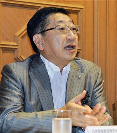 記者会見するＪＲ九州の青柳俊彦社長＝１０日午後、ＪＲ博多駅