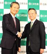 基本合意についての会見を終え握手を交わす、筒井義信・日本生命社長（左）と、有末真哉・三井生命社長＝１１日午後、東京・千代田区紀尾井町のホテルニューオータニ（野村成次撮影）