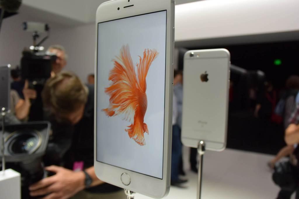 新製品発表会で報道陣に公開されたｉＰｈｏｎｅ６ｓプラス＝９日、カリフォルニア州サンフランシスコ（小雲規生撮影）