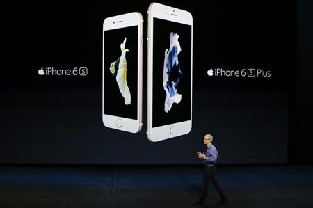 「ｉＰｈｏｎｅ（アイフォーン）６ｓ」と「６ｓプラス」を紹介するアップルのティム・クックＣＥＯ＝米サンフランシスコ（ＡＰ）