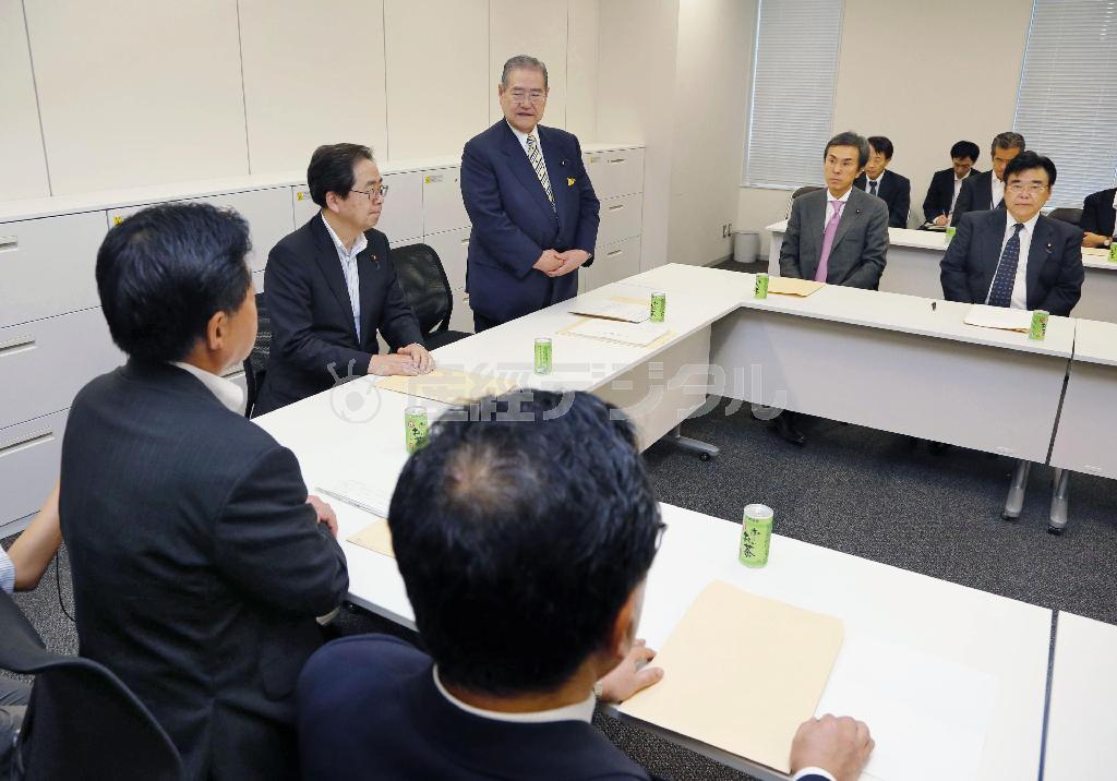 国会で開かれた消費税率引き上げに伴う負担軽減策の検討委。中央はあいさつする自民党の野田毅（たけし）税調会長＝２０１５年９月１０日午後（共同）
