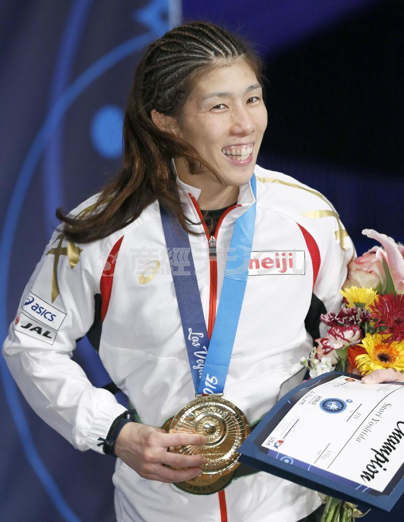 女子５３キロ級の表彰式を終え、金メダルを手に笑顔の吉田沙保里（さおり）＝２０１５年９月９日、米ネバダ州ラスベガス（共同）