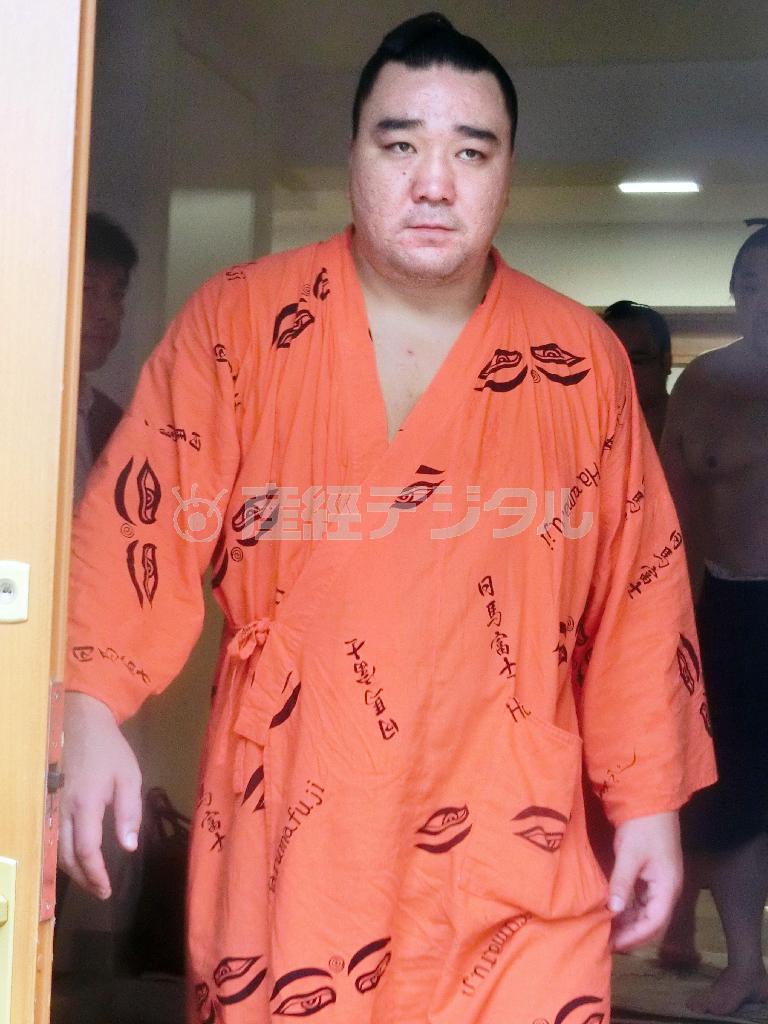 厳しい表情で病院に向かう日馬富士（はるまふじ）＝２０１５年９月１０日午後、東京都江東区の伊勢ケ浜部屋（共同）
