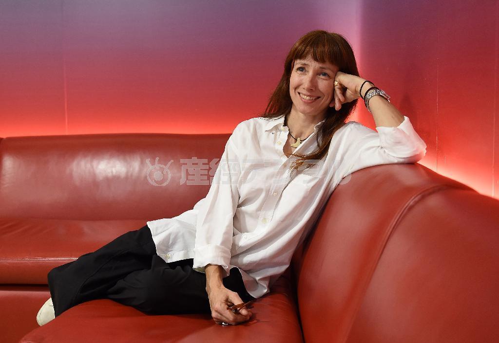 英ロンドンの劇場ロビーで、リハーサルの合間にくつろいだ表情を見せるシルヴィ・ギエム＝２０１５年５月２４日（大西正純撮影）