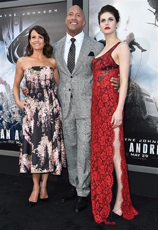 ワールドプレミアに登場した（左から）カーラ・グギーノ、ドウェイン・ジョンソン、アレクサンドラ・ダダリオ＝２０１５年５月２６日、米カリフォルニア州ロサンゼルス（ＡＰ）