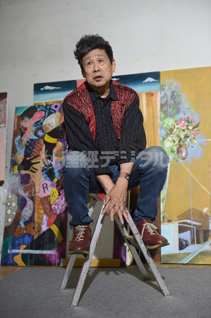 東京・成城のアトリエで自作について語る横尾忠則氏＝２０１５年４月３０日、東京都世田谷区（大西正純撮影）