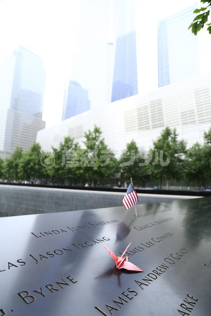 ブロンズ製の壁には、テロ犠牲者およそ３０００人の名前が刻まれています。そこに私が作った折り鶴を置いて撮影した１枚です。天気によっては、黒い壁への写り込みがキツいことがあるかもしれません。ＰＬフィルターを使用すると簡単に写り込みが消せます＝２０１５年６月１６日、米ニューヨーク（須藤夕子さん撮影）
