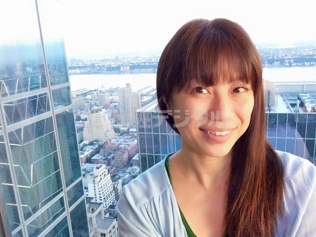 【私のイチオシ】パステムセゾン＿セルカ棒対応＿自撮り用ライト＿ＬＥＤフラッシュ＿ＲＫ－０６（２９８０円＋税）。対応機種：ｉＰｈｏｎｅ４、５、５Ｓ、６。ライトを使用して自撮りした画像です（須藤夕子さん提供）