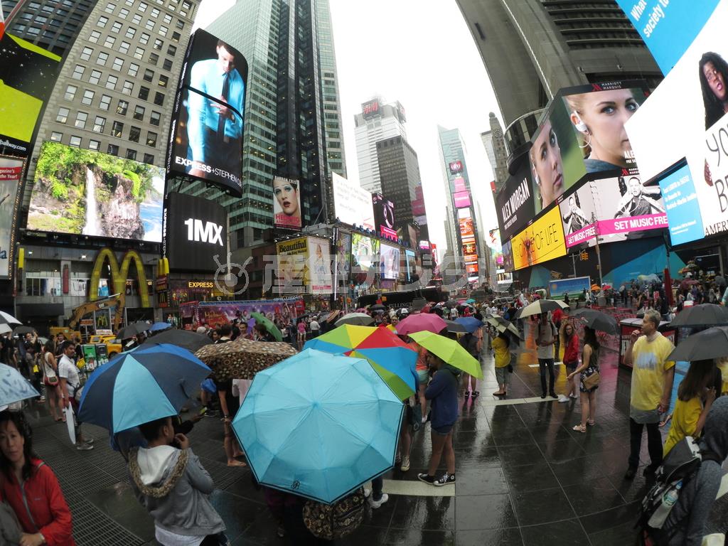 広がりや奥行きを見せたかったので、広角レンズが付いているコンパクトカメラで撮りました。広角レンズで撮影すると、遠近法で、見た目よりも遠くの建物が小さくなり、より広く見せる効果があります＝２０１５年６月１６日、米ニューヨーク（須藤夕子さん撮影）