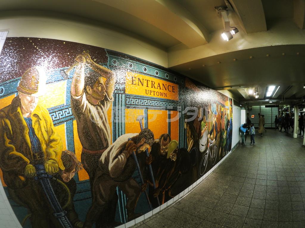 １９８０年代、老朽化していたＮＹの地下鉄を再生させるため、駅構内に彫刻などの作品を設置するＭＴＡ（Ｔｈｅ＿Ｍｅｔｒｏｐｏｌｉｔａｎ＿Ｔｒａｎｓｐｏｒｔａｔｉｏｎ＿Ａｕｔｈｏｒｉｔｙ）というプロジェクトがあり、現在もたくさんの駅で、陶製のモザイクタイルアートを見ることができるので、カメラにおさめてきました＝２０１５年６月１６日、米ニューヨーク（須藤夕子さん撮影）