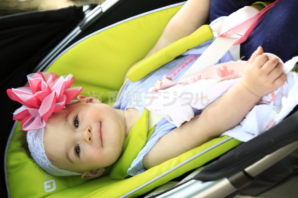 白人の子供は色が白いのでホワイトバランス（ＷＢ）を間違えるととても顔色が悪くなってしまいます。蛍光灯の下や日陰などで撮る場合は、ＷＢを曇りモードにすると肌が健康的な色になる場合もありますので、顔色が悪いな！と思ったらＷＢを変えてみてください。ポートレートは、目のキャッチライトを忘れず、必ず入れて撮りましょう＝２０１５年６月１７日、米ニューヨーク（須藤夕子さん撮影）