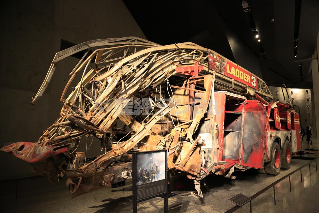 博物館の中に展示されている熱で溶けた消防車です。ほとんどのミュージアムは、展示物に光が当たらないよう窓がない場所が多いものです。照明は、スポットライトやダウンライトで展示物を照らしているため、照明が当たっている場所と当たっていない場所の明暗が強くなります。こういうときは、測光モードを「部分測光モード」に設定すると、灰色部分が標準露出になるよう測光されます＝２０１５年６月１６日、米ニューヨーク（須藤夕子さん撮影）