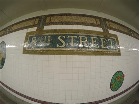 １９８０年代、老朽化していたＮＹの地下鉄を再生させるため、駅構内に彫刻などの作品を設置するＭＴＡ（Ｔｈｅ＿Ｍｅｔｒｏｐｏｌｉｔａｎ＿Ｔｒａｎｓｐｏｒｔａｔｉｏｎ＿Ａｕｔｈｏｒｉｔｙ）というプロジェクトがあり、現在もたくさんの駅で、陶製のモザイクタイルアートを見ることができるので、カメラにおさめてきました＝２０１５年６月１６日、米ニューヨーク（須藤夕子さん撮影）