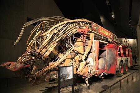 博物館の中に展示されている熱で溶けた消防車です。ほとんどのミュージアムは、展示物に光が当たらないよう窓がない場所が多いものです。照明は、スポットライトやダウンライトで展示物を照らしているため、照明が当たっている場所と当たっていない場所の明暗が強くなります。こういうときは、測光モードを「部分測光モード」に設定すると、灰色部分が標準露出になるよう測光されます＝２０１５年６月１６日、米ニューヨーク（須藤夕子さん撮影）