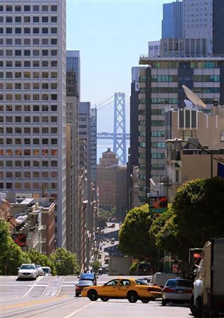 【読者写真（田保橋良さん）】須藤夕子先生のワンポイントレッスン「サンフランシスコの坂道からゴールデンゲートブリッジが見渡せる絶好の場所にイエローキャブが入ってきた瞬間を見事に捉えてます。建物がしっかりと水平垂直になっている点も良いですね！」（提供写真）