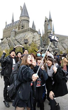 「ハリー・ポッター」エリアで、記念写真を撮る来場者ら＝大阪市此花区