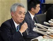 情報流出事件について会見で釈明する日本年金機構の水島藤一郎（とういちろう）理事長（左）ら＝２０１５年８月２０日、東京都千代田区の厚生労働省（早坂洋祐撮影）