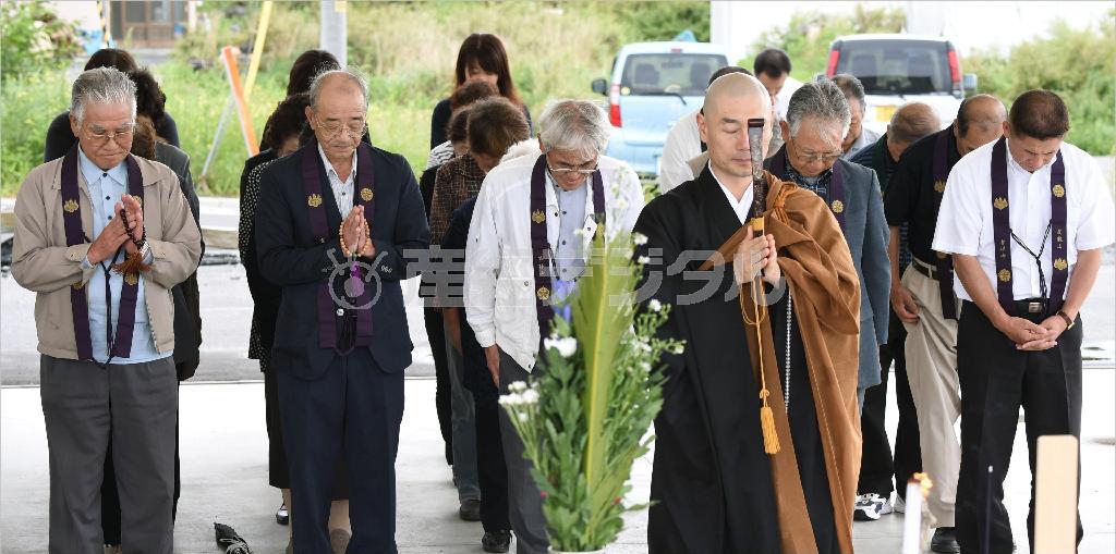 東日本大震災から４年半、地震発生時刻に合わせ、黙祷（もくとう）する人たち＝２０１５年９月１１日午後２時４６分、岩手県上閉伊郡大槌町（共同）