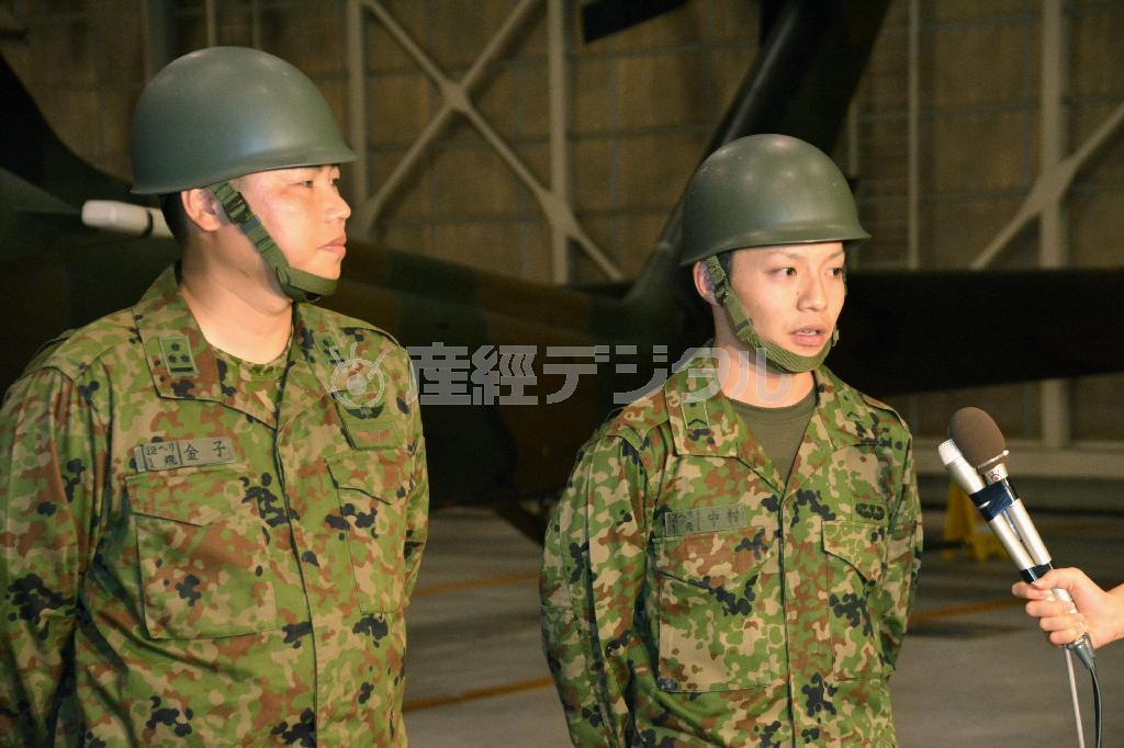 茨城県常総市で電柱につかまっていた男性を救出した陸上自衛隊の中村洋介３等陸曹（右）と金子享弘１等陸尉＝２０１５年９月１０日、栃木県宇都宮市（共同）