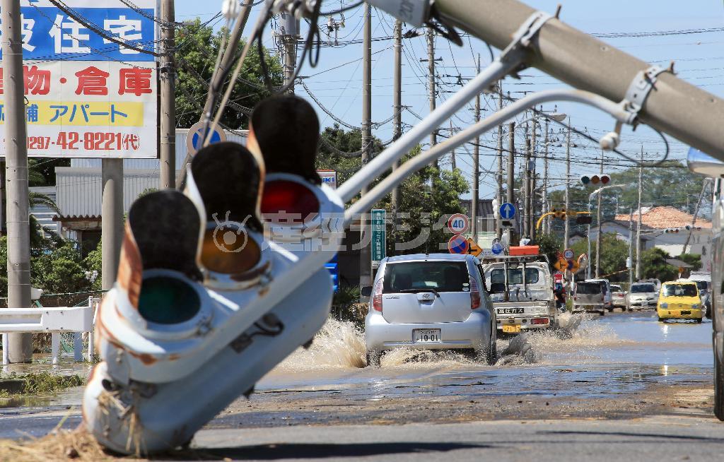 鬼怒川の堤防決壊かた一夜明けた茨城県常総市。孤立した石下地区では濁流にのまれ、信号機が倒壊していた＝２０１５年９月１１日午前（鈴木健児撮影）