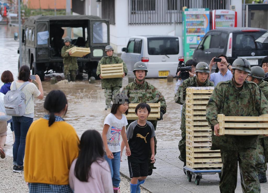 支援物資を運ぶ自衛隊員＝２０１５年９月１１日午前、茨城県常総市（蔵賢斗撮影）